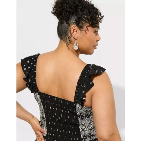 Torrid Plus Size 3/3X Challis Smocked Cropped Top Black Flutter Sleeves Geo - Picture 2 of 9